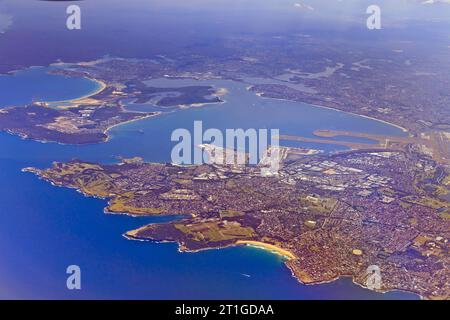 Verkehrsknotenpunkt von Port Botany und Sydney International Airport in Sydney rund um die Botany Bay - Blick auf die Küste aus der Vogelperspektive. Stockfoto