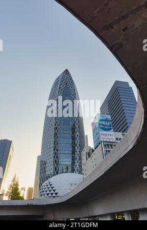 Tokio, Japan – 11. April 2023: Mode Gakuen Cocoon Tower in Shinjuku, Tokio, Japan. Es handelt sich um eine 204 Meter hohe, 50-stöckige Bildungseinrichtung, fertiggestellt im Oktober Stockfoto