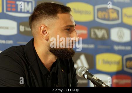 Bari, Italien. Oktober 2023. Gianluigi Donnarumma von Italien während einer Pressekonferenz im Stadio San Nicola am 13. Oktober 2023 in Bari, Italien. Während der Pressekonferenz Italien, UEFA-Fußball-Europameisterschaft in Bari, Italien, 13. Oktober 2023 Credit: Independent Photo Agency/Alamy Live News Stockfoto