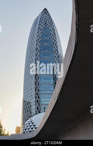 Tokio, Japan – 11. April 2023: Mode Gakuen Cocoon Tower in Shinjuku, Tokio, Japan. Es handelt sich um eine 204 Meter hohe, 50-stöckige Bildungseinrichtung, fertiggestellt im Oktober Stockfoto