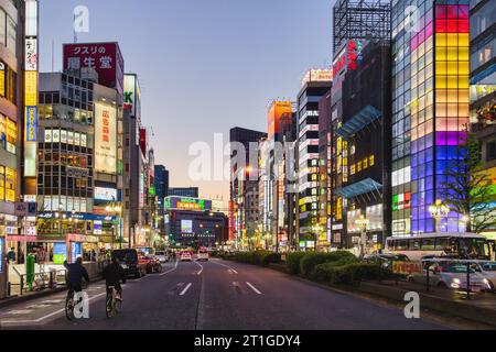 Tokio, Japan - 09. April 2023: Nächtlicher Blick auf die Stadtlandschaft von Kabukicho, Shinjuku, Tokio. Kabukicho ist ein Unterhaltungsviertel in Shinjuku. Der Bereich Stockfoto