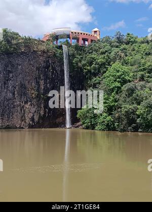 Curitiba, Paraná, Brasilien. 10.10.2023. Blick auf den Wasserfall Parque Tanguá mit dem Aussichtspunkt. Stockfoto