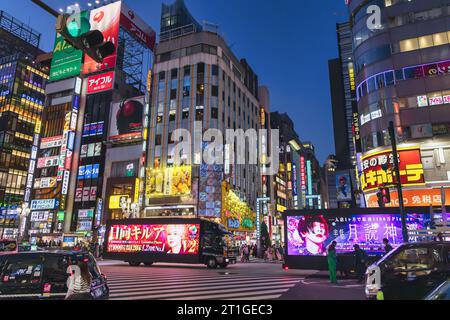 Tokio, Japan - 9. April 2023: Straßenblick an einer Kreuzung in Kabukicho, Shinjuku, Tokio. Kabukicho ist ein Unterhaltungsviertel in Shinjuku. Das A Stockfoto