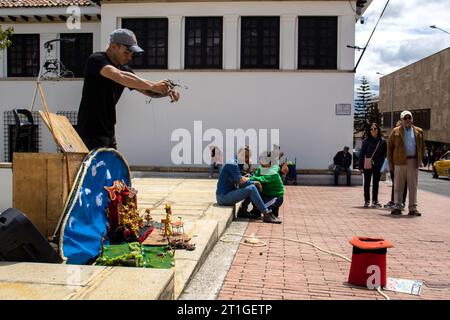 Bogota, Kolumbien - 2. Juli 2023. Erfahrener Puppenspieler, der in den Straßen des Stadtzentrums von Bogota auftritt Stockfoto