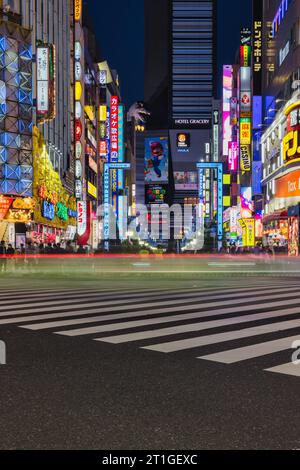 Tokio, Japan - 09. April 2023: Straßenblick in Kabukicho, Shinjuku, Tokio, bei Nacht. Kabukicho ist ein Unterhaltungsviertel in Shinjuku. Das Gebiet hat m Stockfoto