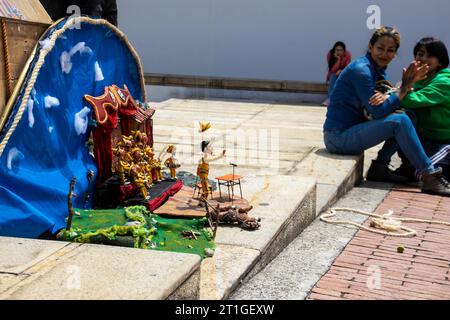 Bogota, Kolumbien - 2. Juli 2023. Erfahrener Puppenspieler, der in den Straßen des Stadtzentrums von Bogota auftritt Stockfoto