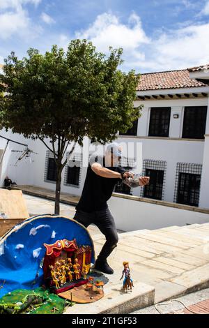 Bogota, Kolumbien - 2. Juli 2023. Erfahrener Puppenspieler, der in den Straßen des Stadtzentrums von Bogota auftritt Stockfoto