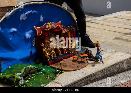 Bogota, Kolumbien - 2. Juli 2023. Erfahrener Puppenspieler, der in den Straßen des Stadtzentrums von Bogota auftritt Stockfoto