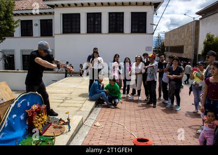 Bogota, Kolumbien - 2. Juli 2023. Erfahrener Puppenspieler, der in den Straßen des Stadtzentrums von Bogota auftritt Stockfoto