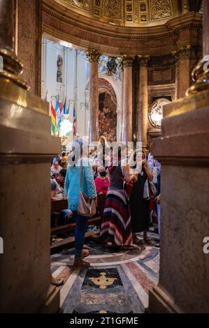 Gläubige im Inneren der Kathedrale-Basilika unserer Lieben Frau von der Säule während der Gabe von Blumen an die Jungfrau del Pilar, die wichtigste und populärste Stockfoto