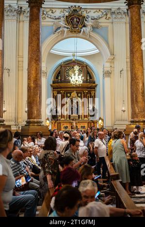 Gläubige im Inneren der Kathedrale-Basilika unserer Lieben Frau von der Säule während der Gabe von Blumen an die Jungfrau del Pilar, die wichtigste und populärste Stockfoto