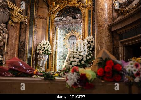 Die Jungfrau von El Pilar in der Kathedrale der Muttergottes von der Säule während des Hispanischen Tages, Saragossa, Spanien Stockfoto