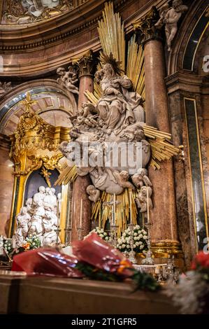 Die Jungfrau von El Pilar in der Kathedrale der Muttergottes von der Säule während des Hispanischen Tages, Saragossa, Spanien Stockfoto