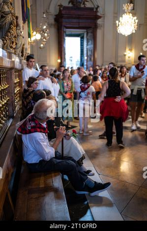 Gläubige im Inneren der Kathedrale-Basilika unserer Lieben Frau von der Säule während der Gabe von Blumen an die Jungfrau del Pilar, die wichtigste und populärste Stockfoto