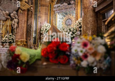 Die Jungfrau von El Pilar in der Kathedrale der Muttergottes von der Säule während des Hispanischen Tages, Saragossa, Spanien Stockfoto