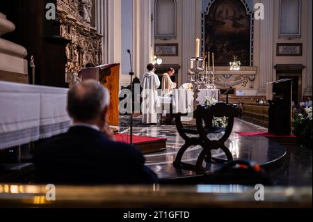 Gläubige im Inneren der Kathedrale-Basilika unserer Lieben Frau von der Säule während der Gabe von Blumen an die Jungfrau del Pilar, die wichtigste und populärste Stockfoto