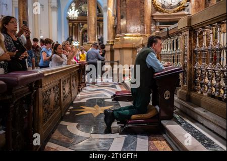 Gläubige im Inneren der Kathedrale-Basilika unserer Lieben Frau von der Säule während der Gabe von Blumen an die Jungfrau del Pilar, die wichtigste und populärste Stockfoto