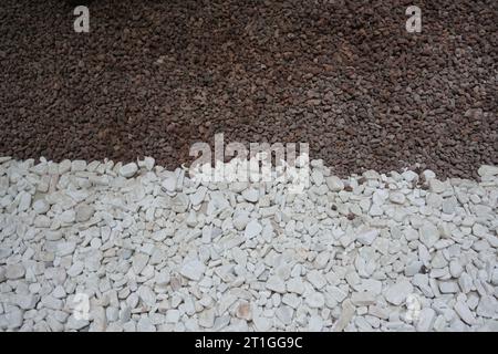 Kleine Kieselsteine. Kleine weiße und schwarze Kieselsteine. Winzige Steine Stockfoto