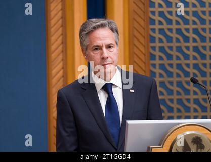 Doha, Katar. Oktober 2023. US-Außenminister Antony Blinken trifft sich am Freitag, den 13. Oktober 2023 in Doha mit dem Ministerpräsidenten und Außenminister Mohammed bin Abdulrahman Al Thani (nicht gesehen) zusammen. Blinken begann am 12. Oktober eine Tour durch die arabischen Hauptstädte, um Druck auf die Hamas aufzubauen, während Israel nach den Angriffen der Militanten eine wahrscheinlich massive Offensive auf den Gazastreifen durchführt. Foto von Qatars FM/ Credit: UPI/Alamy Live News Stockfoto