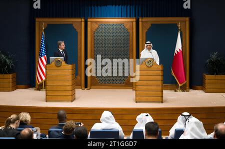 Doha, Katar. Oktober 2023. US-Außenminister Antony Blinken (L) trifft sich am Freitag, den 13. Oktober 2023 in Doha mit dem Premierminister und Außenminister von Katar Mohammed bin Abdulrahman Al Thani. Blinken begann am 12. Oktober eine Tour durch die arabischen Hauptstädte, um Druck auf die Hamas aufzubauen, während Israel nach den Angriffen der Militanten eine wahrscheinlich massive Offensive auf den Gazastreifen durchführt. Foto von Qatars FM/ Credit: UPI/Alamy Live News Stockfoto