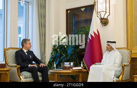 Doha, Katar. Oktober 2023. US-Außenminister Antony Blinken (L) trifft sich am Freitag, den 13. Oktober 2023 in Doha mit dem Premierminister und Außenminister von Katar Mohammed bin Abdulrahman Al Thani. Blinken begann am 12. Oktober eine Tour durch die arabischen Hauptstädte, um Druck auf die Hamas aufzubauen, während Israel nach den Angriffen der Militanten eine wahrscheinlich massive Offensive auf den Gazastreifen durchführt. Foto von Qatars FM/ Credit: UPI/Alamy Live News Stockfoto