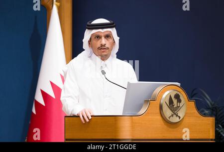 Doha, Katar. Oktober 2023. US-Außenminister Antony Blinken (nicht gesehen) trifft sich am Freitag, den 13. Oktober 2023 in Doha mit dem Premierminister und Außenminister von Katar Mohammed bin Abdulrahman Al Thani. Blinken begann am 12. Oktober eine Tour durch die arabischen Hauptstädte, um Druck auf die Hamas aufzubauen, während Israel nach den Angriffen der Militanten eine wahrscheinlich massive Offensive auf den Gazastreifen durchführt. Foto von Qatars FM/ Credit: UPI/Alamy Live News Stockfoto