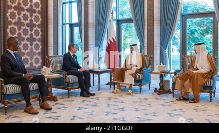 Doha, Katar. Oktober 2023. US-Außenminister Antony Blinken (C-L) trifft sich am Freitag, den 13. Oktober 2023 in Doha mit Katar Emir Scheich Tamim bin Hamad Al-Thani (C-R) zusammen. Blinken begann am 12. Oktober eine Tour durch die arabischen Hauptstädte, um Druck auf die Hamas aufzubauen, während Israel nach den Angriffen der Militanten eine wahrscheinlich massive Offensive auf den Gazastreifen durchführt. Foto von Amiri Diwan vom Staat Katar/ Credit: UPI/Alamy Live News Stockfoto