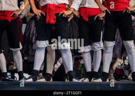 Baluarte Aragones und Raices de Aragon, traditionelle aragonesische Jota-Gruppen, treten auf der Plaza del Pilar während der El Pilar-Festlichkeiten in Saragoza, Spa, auf Stockfoto