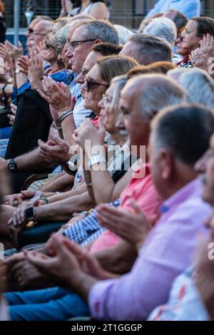 Baluarte Aragones und Raices de Aragon, traditionelle aragonesische Jota-Gruppen, treten auf der Plaza del Pilar während der El Pilar-Festlichkeiten in Saragoza, Spa, auf Stockfoto