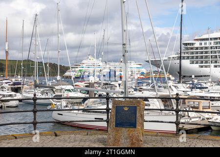 Falmouth Boat Harbour Cornwall, Kreuzfahrtschiffe und Segelyachten, MV Seabourn Ovation und AIDaura Liner, England, September 2023, Blue Sky Stockfoto