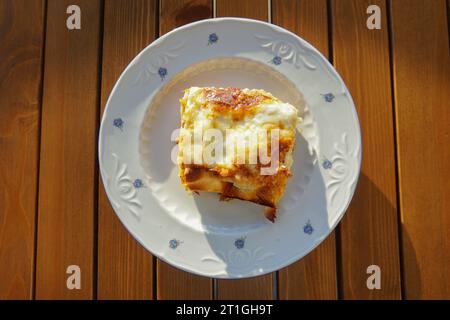 Lasagne auf einem Teller auf dem Tisch. Käse-Lasagne. Gut gekochte Lasagne Stockfoto