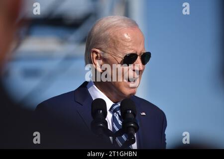 Philadelphia, Usa. Oktober 2023. US-Präsident Joe Biden hält Bemerkungen über die Ermordung eines Polizisten aus Philadelphia, den Israel-Hamas-Krieg und die Bidenomics am Tioga Marine Terminal in Philadelphia. Quelle: SOPA Images Limited/Alamy Live News Stockfoto