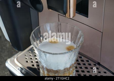 Kaffee in der Kaffeemaschine. Köstlicher Kaffee, der in der Kaffeemaschine zubereitet wird. Stockfoto