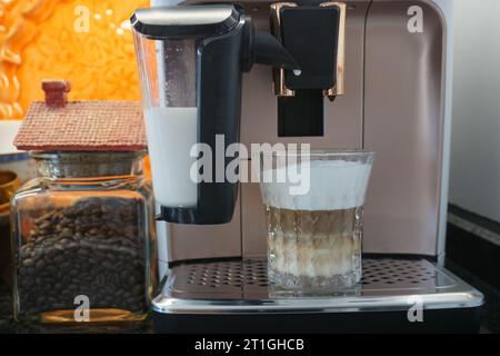 Kaffee in der Kaffeemaschine. Köstlicher Kaffee, der in der Kaffeemaschine zubereitet wird. Stockfoto