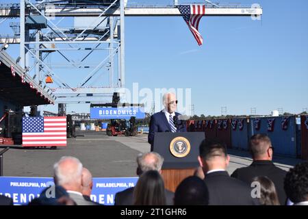 Philadelphia, Usa. Oktober 2023. US-Präsident Joe Biden hält Bemerkungen über die Ermordung eines Polizisten aus Philadelphia, den Israel-Hamas-Krieg und die Bidenomics am Tioga Marine Terminal in Philadelphia. (Foto: Kyle Mazza/SOPA Images/SIPA USA) Credit: SIPA USA/Alamy Live News Stockfoto