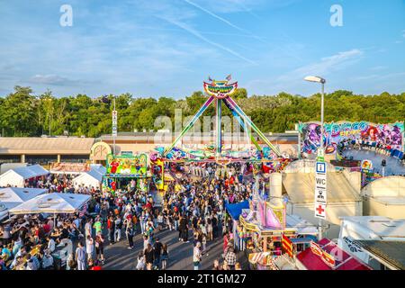 WIESBADEN, HESSEN, DEUTSCHLAND - 07-03-2023- HIP HOP Joy Ride Attraktion im Vergnügungspark beim German American Friendship Festival in Wiesbaden. Stockfoto