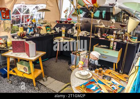 WETTENBERG, HESSEN, DEUTSCHLAND - 07 - 28 - 2023: Marktstiefel mit Objekten auf dem Wochenendflohmarkt verkauft Stockfoto