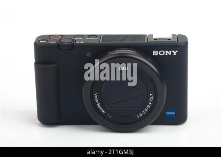 HUETTENBERG, HESSEN, DEUTSCHLAND 06-02-2023: SONY ZV VLOG KAMERA ZV 1 mit Mikrofon namens tote Katze isoliert auf weißem Hintergrund. Stockfoto