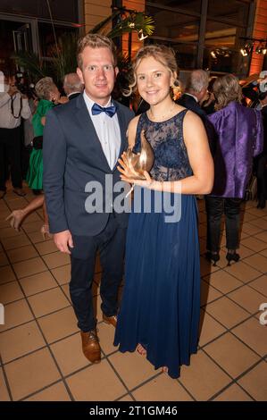 Leipzig - Zahlreiche Stars besuchen die 29. Goldene Henne 2023 13.10.2023 ab 18 Uhr Leipzig, Media City Fotograf: EHL Media/Erik-Holm Langhof im Bild: Selina Grotian mit Freund und Ihrer Goldenen Henne Aufsteiger des Jahres am Freitagabend findet die Verleihung Goldene Henne 2023, gemeinsam veranstaltet von Superillu und MDR-Fernsehen, wieder in Leipzig statt. Deutschlands größter Publikumspreis wird bereits zum 29. Vergeben mal. Dazu eingeladen sind zahlreiche regionale, nationale und internationale Stars. Die Preisverleihung findet in den Studios der Media City beim MDR statt. Am Freitagaben Stockfoto