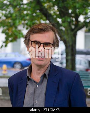 Gloucestershire, Großbritannien. Oktober 2023. Robert Peston, Journalist, Fernsehsender für ITV und Schriftsteller beim Cheltenham Literary Festival, um seinen Roman The Crash a Polital Thriller zu promoten. Er posiert für Fotografen vor dem gemeinsamen Vortrag mit Cleo Watson am 13. Oktober 2023 Credit: Prixpics/Alamy Live News Stockfoto
