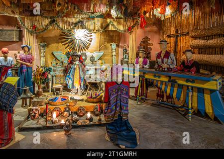 Guatemala, La Antigua - 20. Juli 2023: Finca La Azotea Museen. Komplexe Landschaft mit großem Xylophon und mehreren Puppen traditionell und Colorfu Stockfoto