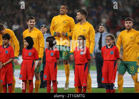 London, Großbritannien. Oktober 2023. Australien singt die Nationalhymne vor dem Freundschaftsspiel zwischen England und Australien am 13. Oktober 2023 im Wembley Community Stadium in London. Foto von Joshua Smith. Nur redaktionelle Verwendung, Lizenz für kommerzielle Nutzung erforderlich. Keine Verwendung bei Wetten, Spielen oder Publikationen eines einzelnen Clubs/einer Liga/eines Spielers. Quelle: UK Sports Pics Ltd/Alamy Live News Stockfoto