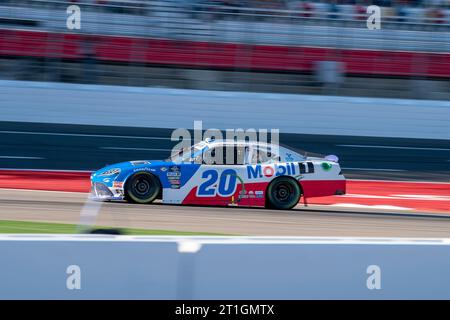 Concord, NC, USA. Oktober 2023. NASCAR Xfinty Series John Hunter Nemechek (20) begibt sich auf dem Charlotte Motor Speedway in Concord NC um die Position für den Drive for the Cure 250, der von BlueCross BlieSheild aus North Carolina präsentiert wurde. (Credit Image: © Logan T Arce Grindstone Media Gr/ASP) NUR REDAKTIONELLE VERWENDUNG! Nicht für kommerzielle ZWECKE! Stockfoto