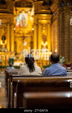 Ehepaar mittleren Alters bei der Messe im Tempel von San Diego in Morelia, Michoacan, Mexiko. Stockfoto