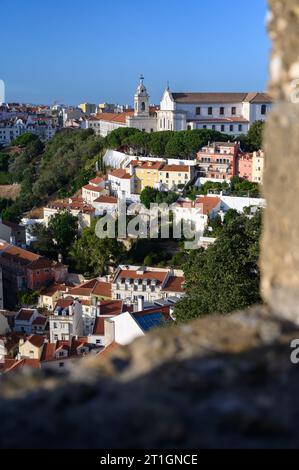 Jardim da Cerca da Graca und die Kirche unserer Lieben Frau von Gnaden aus Sicht von Castelo de São Jorge (Burg des Heiligen Georg oder Burg São Jorge). Stockfoto