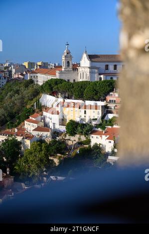 Jardim da Cerca da Graca und die Kirche unserer Lieben Frau von Gnaden aus Sicht von Castelo de São Jorge (Burg des Heiligen Georg oder Burg São Jorge). Stockfoto