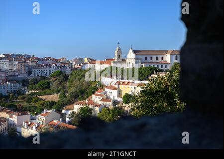 Jardim da Cerca da Graca und die Kirche unserer Lieben Frau von Gnaden aus Sicht von Castelo de São Jorge (Burg des Heiligen Georg oder Burg São Jorge). Stockfoto