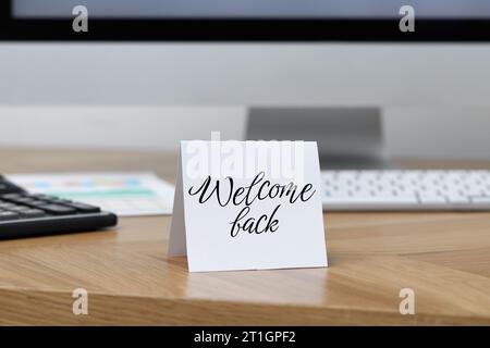 Papiernotiz mit Satz Willkommen auf dem Schreibtisch Stockfoto