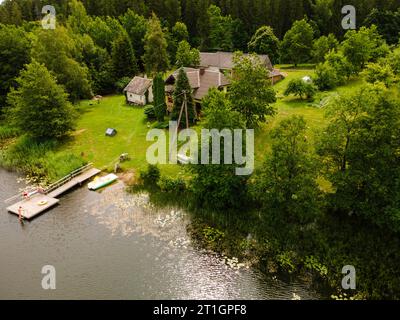 Aus der Vogelperspektive eines Ferienhauses am Ilgis-See, Žemaitijos Nacionalinis Parkas in der Nähe von Beržoras, Litauen. Stockfoto