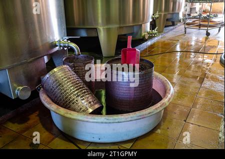 Weinlese, Gärung von gepresstem Traubensaft in Stahlfässern, Rebsorte Cabernet Sauvignon aus den Weinbergen Haut-Medoc in Bordeaux, links Stockfoto